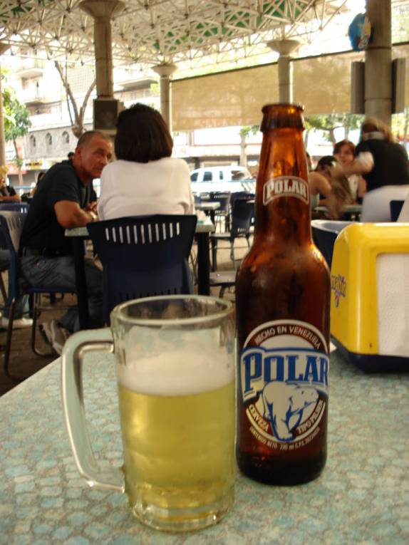 Polar, a mais popular cerveja venezuelana, em Caracas, capital do país (2007)